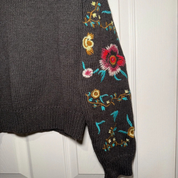 Cloth by Design Women’s Medium Grey Floral Embroidered Heavy Sweater - Picture 3 of 8